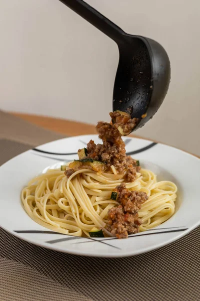 Heerlijke Spaghetti Vlees Als Kant Heerlijk Eten Klaar Een Bord — Stockfoto