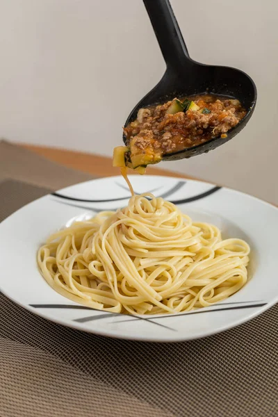 Итальянская Еда Тарелка Спагетти Мясом Качестве Гарнира Вкусная Готовая Еда — стоковое фото