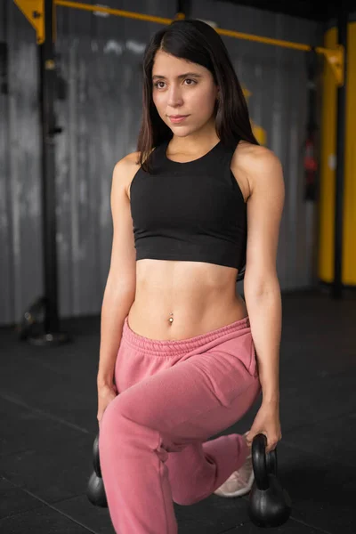 Egzersiz Rutini Spor Salonundaki Dambıllarla Güç Egzersizleri Spor Kıyafetleri Içinde — Stok fotoğraf