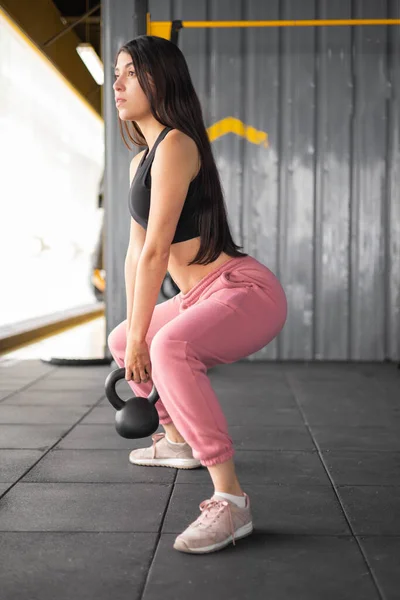 哑铃式的腿锻炼 健身和健康的生活方式 长发的年轻拉丁女子穿着运动上衣和腿暖 健身房 — 图库照片