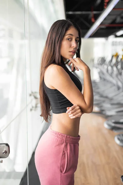 Slim Girl Straight Hair Wears Sports Top Pants Young Latin — Stock Photo, Image