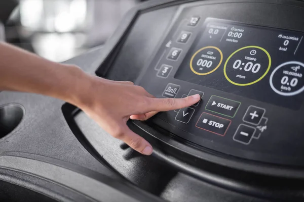 Koşu bandının kontrol panelinin tuşlarına basma ayrıntıları, kardiyo için spor makineleri, nesneler ve modern tasarım ile teknoloji