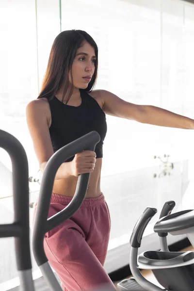 一名穿着运动服 积极的健康生活方式 力量训练的年轻拉丁女子 — 图库照片