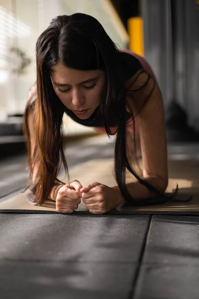 健身训练 做俯卧撑以增强体魄一个长发瘦弱的女人穿着运动服 健康的生活方式和运动 — 图库照片