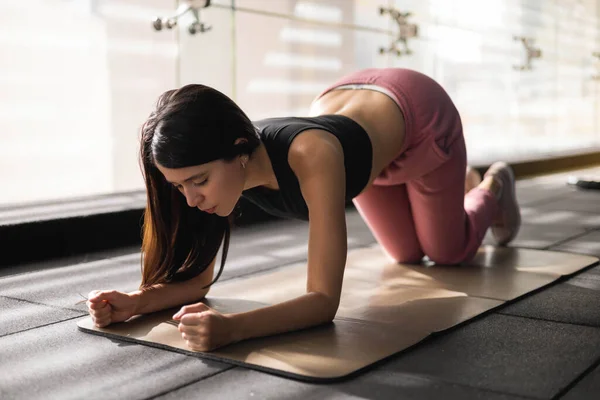 Nsan Vücudunu Fiziksel Aktivitelerle Güçlendir Uzun Latin Saçlı Kadın Spor — Stok fotoğraf