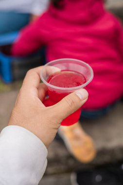 Lezzetli kırmızı jöleli plastik bardak, sağlıklı yemek, tatlı tatlı