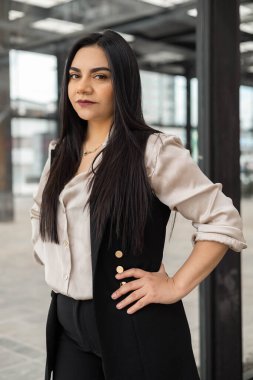 Ofiste çalışmak için giyinmiş düz saçlı, profesyonel yaşam tarzlı, iş adamı portresi, moda ve güzellik dolu genç bir Latin kadın.