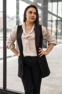 Ofis içi düz saçlı, profesyonel, iş adamı portresi, moda ve güzellik dolu genç Latin bir kadınla dolu.