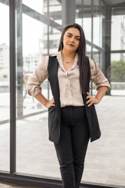 Kadın model, düz saçlı güzel Latin kadın, resmi iş kıyafeti giyiyor, moda ve güzellik trend, girişimci