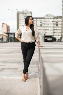 Gündüz şehir dışında güzel bir latin model, ofis işleri için güzellik ve resmi moda, göz alıcı bir yaşam tarzı.