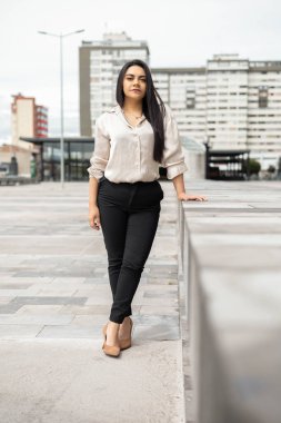 Gündüzleri şehir dışında Latince modele yakın, ofis işleri için güzellik ve resmi moda, göz alıcı ve iş hayatı tarzı.