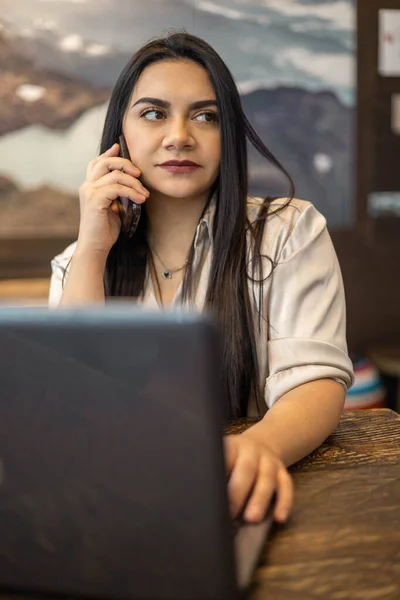 Arama Yapıyor Laptopunu Kullanıyor Siyah Saçlı Latin Kadın Teknoloji Ile — Stok fotoğraf