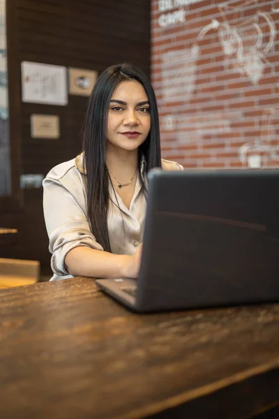 Laptopunu Kullanan Siyah Saçlı Latin Bir Kadın Resmi Bir Bluz — Stok fotoğraf