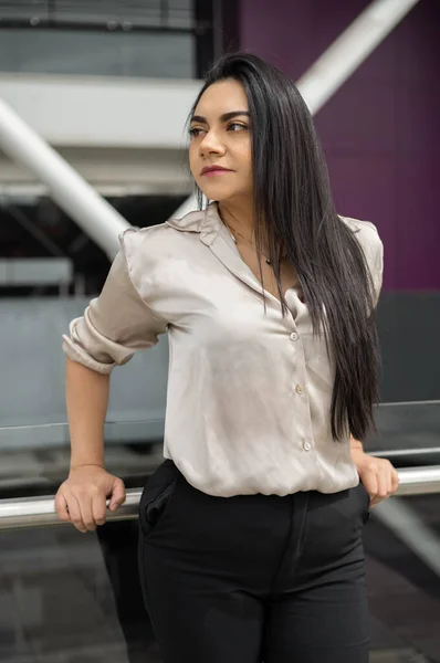 Een Jongere Draagt Formele Kleding Als Uitvoerende Latijnse Vrouw Stad — Stockfoto