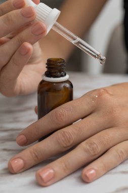 Doğal vitamin serumu damlalıklı kaplarda, kozmetiğin detayları stüdyoda, yaşam tarzı ve büyüleyici güzellikler, ürünler.