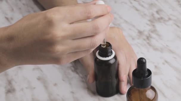 Textura Cosméticos Naturales Botellas Con Suero Para Cuidado Piel Embalaje — Vídeos de Stock