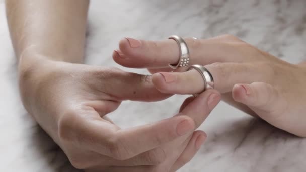 Sätta Silverring Förlovningssmycken Som Tillbehör Smal Hand Med Korta Naglar — Stockvideo