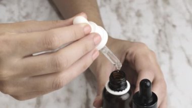 Güzellik ürünü tasarımı, cilt bakımı için vitaminli serum, damlatıcıyla paketleme, stüdyoda nesneler