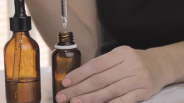 Cilt bakımı için doğal yağlı şişelerin detayları, damlatıcılı ürün ambalajları, stüdyoda kozmetik ürünler