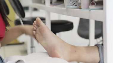 Güzellik salonunda pedikür, kişisel bakım ve hijyen, profesyonellerle cazibe eğlencesi.