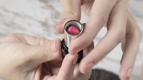 Sacando Lápiz Labial Rosa Para Usar Artículo Belleza Personal Cosmética — Vídeos de Stock