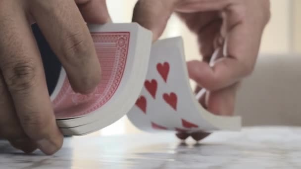 Oynamak Için Kırmızı Kartları Karıştırmak Boş Hobiler Için Nesneler Doku — Stok video