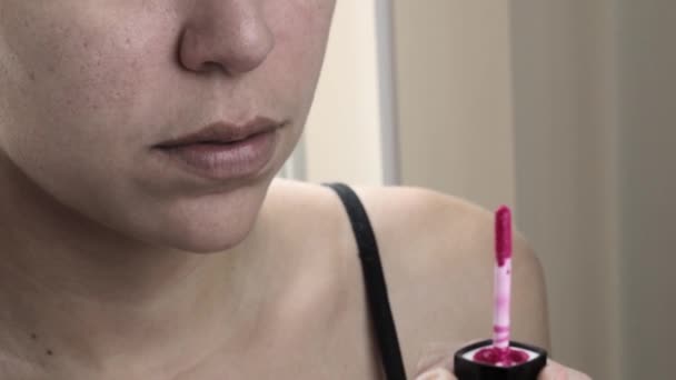 Belleza Mujer Aplicando Lápiz Labial Rosa Cosmética Femenina Con Detalle — Vídeos de Stock