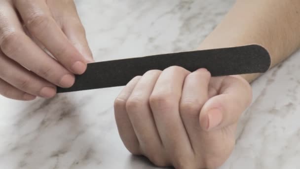 Efektowny Styl Życia Przy Użyciu Pilniczka Paznokci Wykonywania Manicure Krótkich — Wideo stockowe