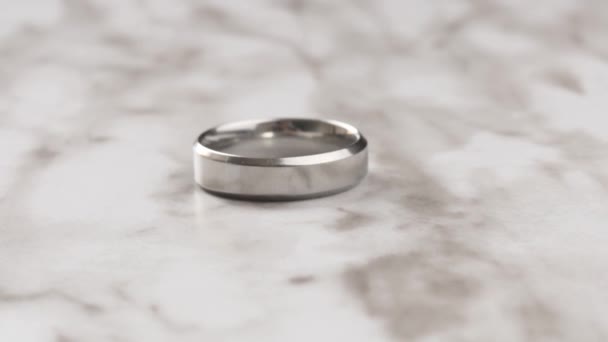 Close Van Zilveren Verlovingsring Mooie Sieraden Als Symbool Voor Huwelijksfeest — Stockvideo