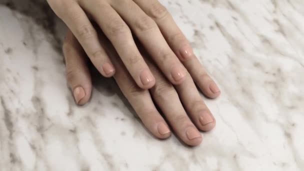 Delikatne Dłonie Osoby Krótkimi Paznokciami Lakierem Paznokci Naturalnego Koloru Manicure — Wideo stockowe