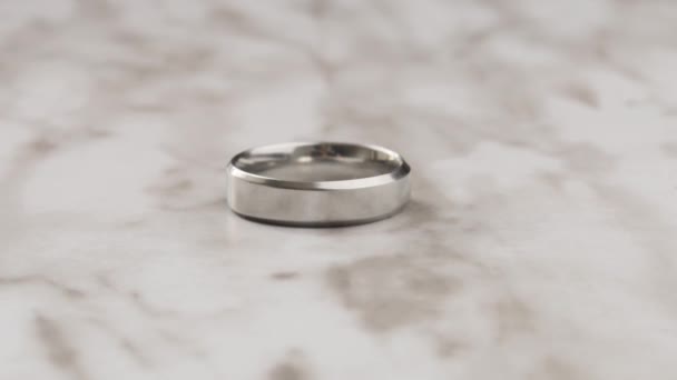 Gümüş Nişan Yüzüğü Evlilik Kutlamalarının Sembolü Olarak Güzel Mücevherler Parlak — Stok video