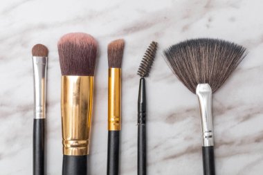 Farklı boyutlarda profesyonel fırçalar, stüdyoda duvar kağıdı olarak kişisel güzellik aksesuarları, ürün dokusu.