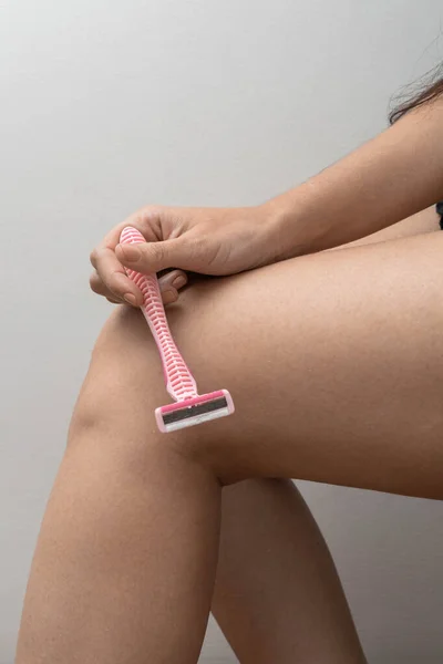 Detal Nóg Trzymających Brzytwę Zabiegi Kosmetyczne Kobiet Styl Życia Procedury — Zdjęcie stockowe