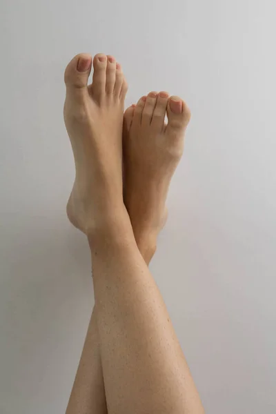 Zdjęcie Studyjne Gołych Stóp Pedicure Krótkimi Paznokciami Pielęgnacja Części Ciała — Zdjęcie stockowe