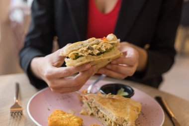 Sandviçle öğle yemeği, restoranın içinde nefis yemekler, diyet için sağlıklı yaşam tarzı, ekmek dokusu ve malzemeler, duvar kağıdı.