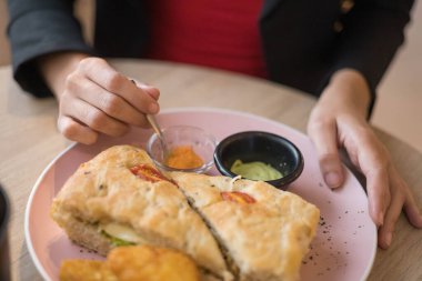 Yemekli restoran masası, diyet için sağlıklı yaşam tarzı, ekmek ve malzemelerin doku detayları, sağlıklı yiyeceklerle dolu duvar kağıdı.