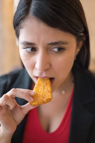 Bocado Apetitoso Comida Frita Cara Mujer Joven Con Cabello Negro — Foto de Stock