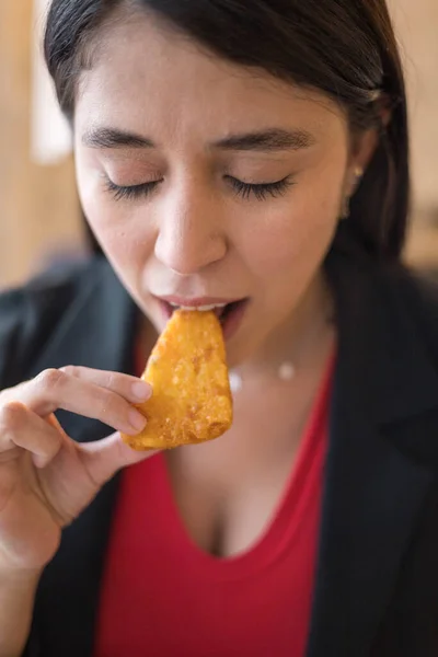 Detalle Comida Frita Mujer Joven Con Cabello Negro Almorzando Estilo —  Fotos de Stock