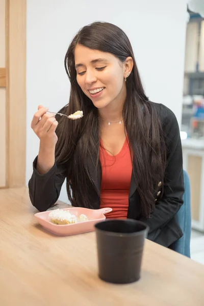 Estilo Vida Bela Jovem Latina Desfrutando Comendo Comida Retrato Pessoa — Fotografia de Stock