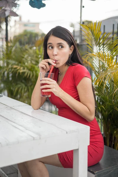 Attraktiv Ung Latinamerikansk Kvinna Njuter Drink Trädgård Dagen Bär Röd — Stockfoto