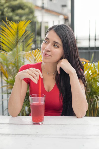 Mulher Bonita Alegre Desfrutando Uma Bebida Jardim Dia Verão Ela — Fotografia de Stock