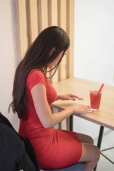 Сидячи Робочому Місці Бізнес Леді Чорним Волоссям Червоній Сукні Столі — стокове фото