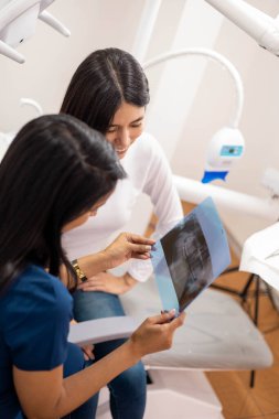 Röntgen görüntüleriyle teşhis koymak, doktor hastasına tedaviyi açıklamak, klinik içişleri, ilaç ve tedaviler, sağlık hizmetleri