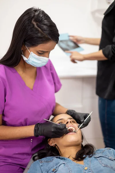 Valutazione Trattamento Dentale Interno Dello Studio Con Attrezzature Mediche Stile — Foto Stock