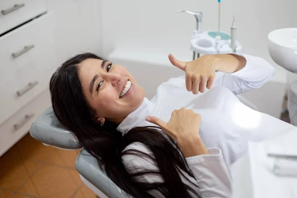 Paziente Donna Attesa Sulla Sedia Uno Studio Dentistico Design Del — Foto Stock