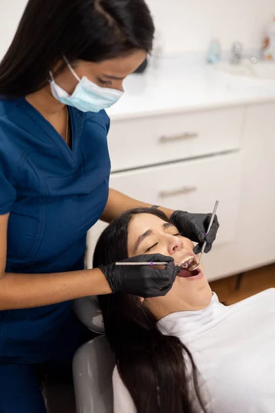 Giovane Dentista Che Esegue Cure Dentistiche Giorno Lavorativo Professione Sanitaria — Foto Stock