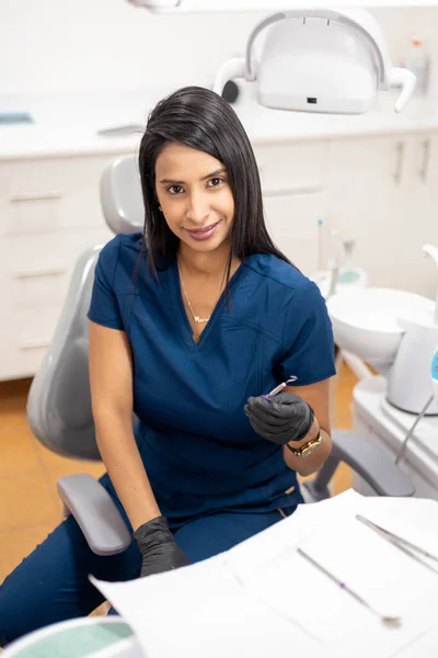Bellissimo Dentista Preparare Gli Strumenti Medici Assistere Pazienti Nel Suo — Foto Stock