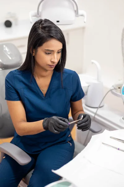 Preparare Gli Strumenti Medici Servire Pazienti Nel Suo Studio Dentistico — Foto Stock