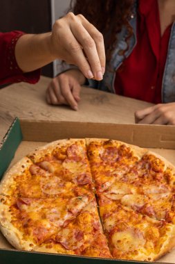 Yemek hazırlama, bir kutuda servis edilmeye hazır lezzetli pizza, stüdyoda hazır yemek, sağlıksız yemek.