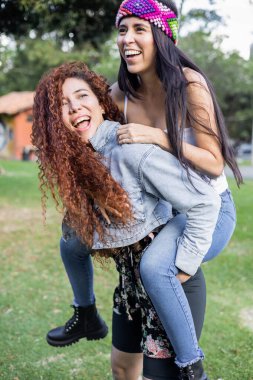 Çift ilişkisi, kız arkadaşına sarılan kadın, gençlik güzelliği ve moda, güneşli bir günde eğlenceli oyunlar ve lezbiyen aşkı, yaşam tarzı